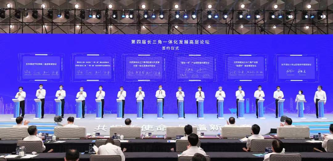 “海港未来”在南港加注全球最大滚装船