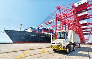 护航进博展品入沪第一站